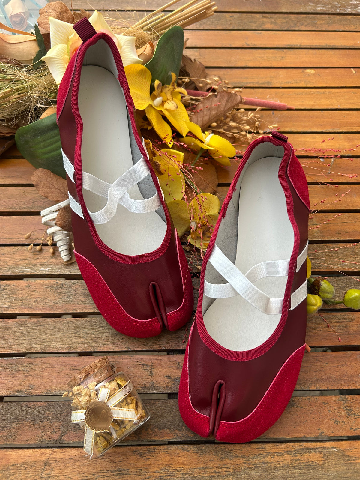 Mary Jane Tabi à Brides Croisées – Rouge