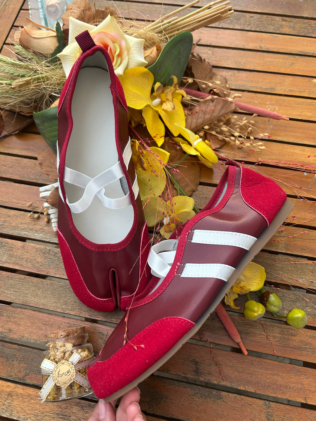 Mary Jane Tabi à Brides Croisées – Rouge